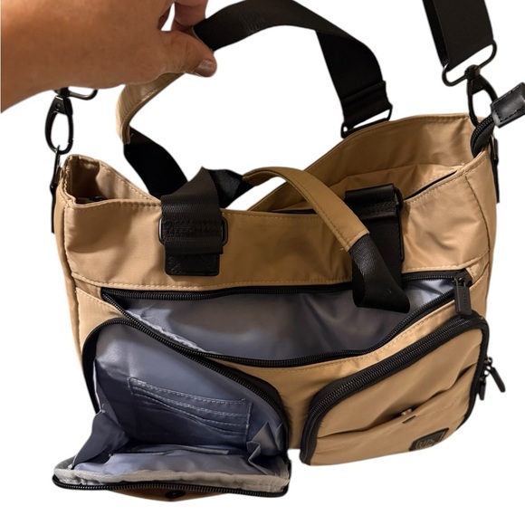 THE CARGO CATCHALL TOTE CAMEL with Black Accents in new conditions, screen pad - Picture 13 of 14